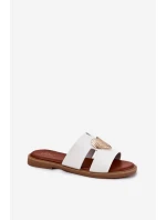 Dámské sandály na plochém podpatku se zlatou ozdobou bílé model 21697094 - EVENTO Dámské sandály na plochém podpatku se zlatou ozdobou bílé model 21697094 - EVENTO