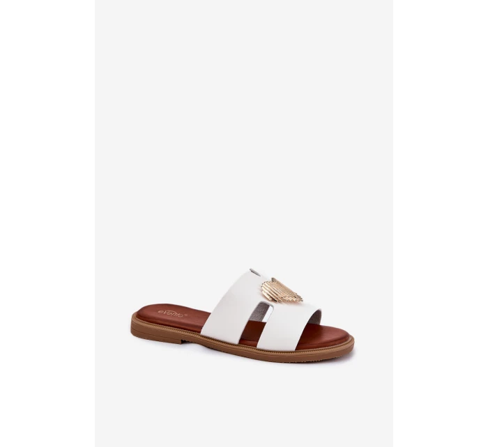 Dámské sandály na plochém podpatku se zlatou ozdobou bílé model 21697094 - EVENTO Dámské sandály na plochém podpatku se zlatou ozdobou bílé model 21697094 - EVENTO