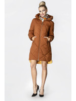 Delší zimní dámská bunda v karamelové barvě s vysokým stojáčkem (J9-067)