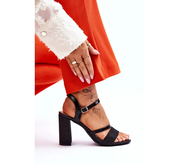 Lesklé sandály na vysokém podpatku černé model 21612439 - VINCEZA