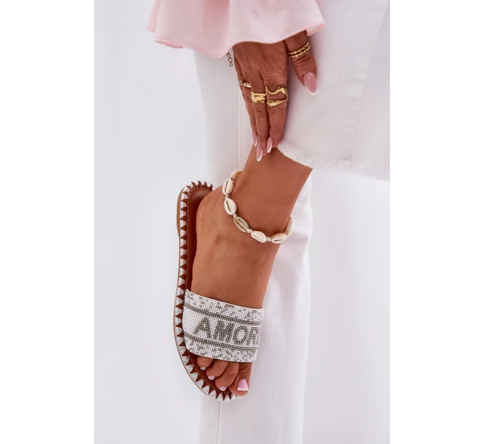 Dámské Pantofle Na Plochém Podpatku Se Zdobením Bílé Dorfedi Dámské Pantofle Na Plochém Podpatku Se Zdobením Bílé Dorfedi