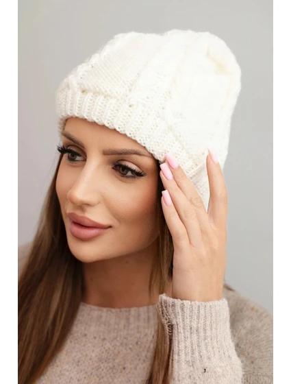 Dámská zimní čepice z vlny s copánkovým vzorem K452 ecru Dámská zimní čepice z vlny s copánkovým vzorem K452 ecru
