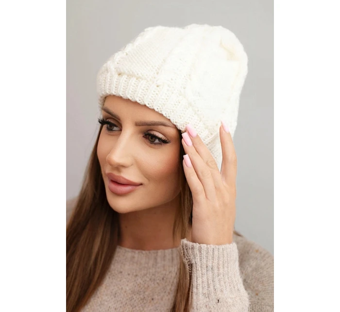Dámská zimní čepice z vlny s copánkovým vzorem K452 ecru Dámská zimní čepice z vlny s copánkovým vzorem K452 ecru