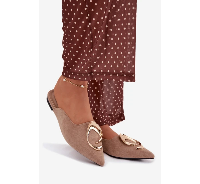 Dámské nazouváky s ozdobným zlatým detailem tmavě béžové model 21918971 - Boto Dámské nazouváky s ozdobným zlatým detailem tmavě béžové model 21918971 - Boto