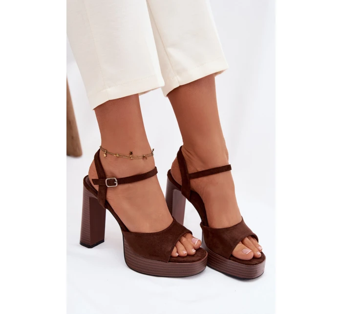Dámské sandály na podpatku a platformě z eko semiše čokoládové model 21943409 - Boto