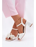 Dámské sandály na podpatku s ozdobným květem model 22100079 bílé - VINCEZA