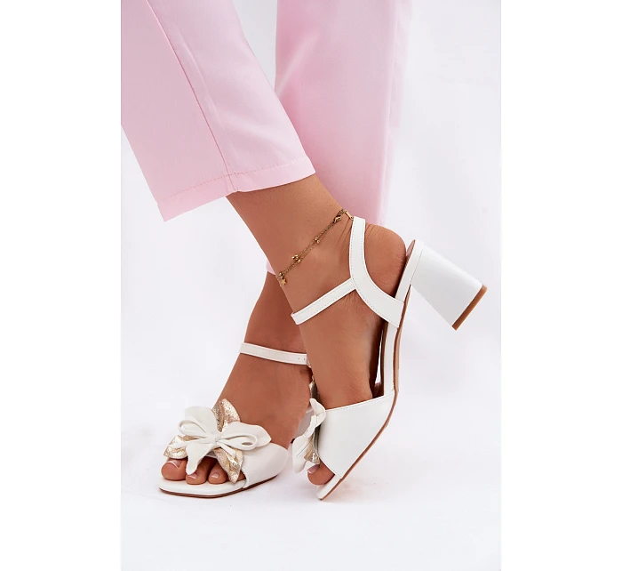 Dámské sandály na podpatku s ozdobným květem model 22100079 bílé - VINCEZA