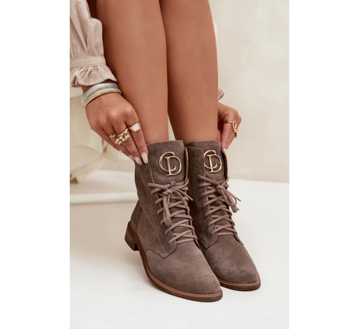 semišové workery s zlatým detailem na tmavě béžové model 21707504 - Zazoo semišové workery s zlatým detailem na tmavě béžové model 21707504 - Zazoo