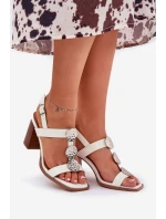 Dámské sandály na podpatku s ozdobným páskem bílé model 21687244 - Boto
