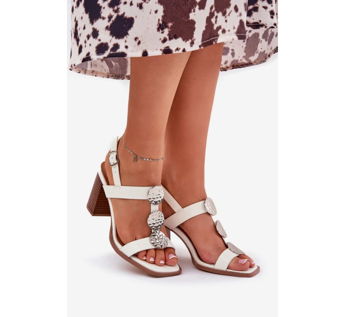 Dámské sandály na podpatku s ozdobným páskem bílé model 21687244 - Boto