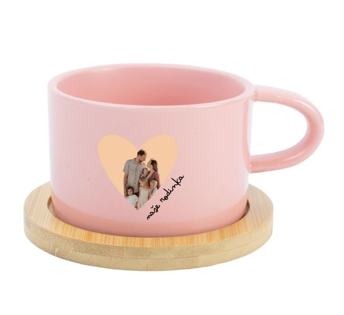 Personalizovaný keramický hrníček Makronka s výřezem fotky na podkladu