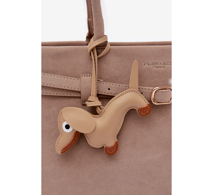 Kožená kabelka z imitace semiše s přívěskem béžová model 22111698 - Flora&Co