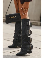 Dámské kozačky na podpatku s vyhrnutou holení a zlatými přezkami Isavelle – černé Dámské kozačky na podpatku s vyhrnutou holení a zlatými přezkami Isavelle – černé