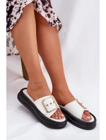 Dámské sandály na masivní platformě s ozdobnou přezkou bílé Zelori Dámské sandály na masivní platformě s ozdobnou přezkou bílé Zelori