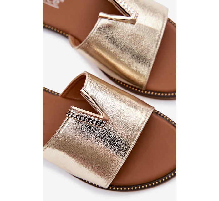 Ženské ploché pantofle s ozdobným detailem V Zlaté Nelmira