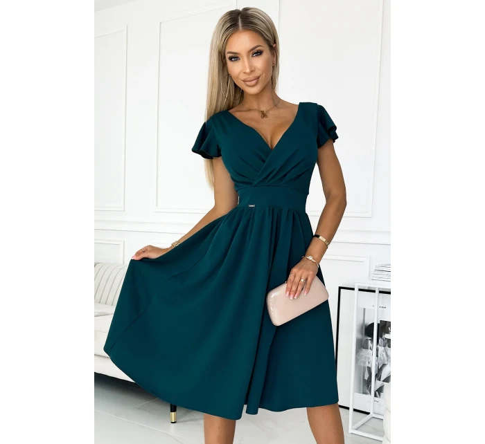 Dámské šaty v lahvově zelené barvě s výstřihem a krátkými rukávy model 18475695 - numoco Dámské šaty v lahvově zelené barvě s výstřihem a krátkými rukávy model 18475695 - numoco