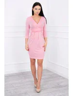 Přiléhavé šaty s průstřihem pod prsy v pudrově růžové barvě Přiléhavé šaty s průstřihem pod prsy v pudrově růžové barvě