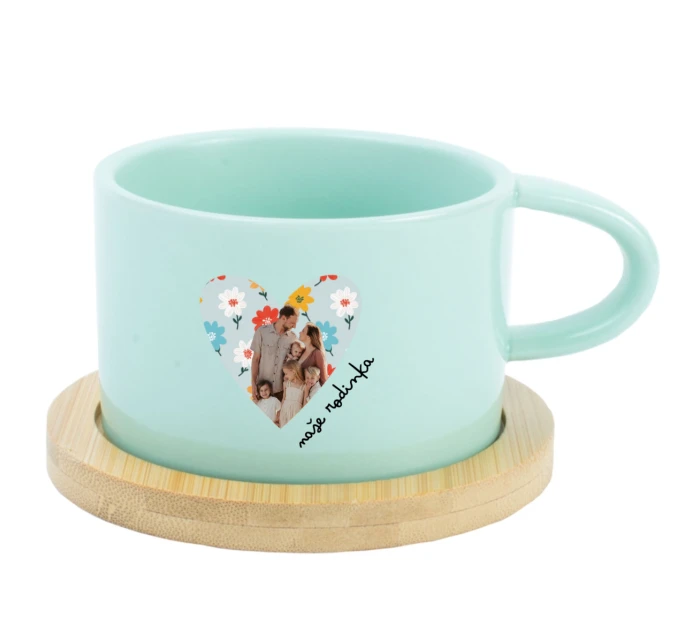 Personalizovaný keramický hrníček Makronka s výřezem fotky na podkladu