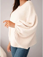 Svetr dámský s přídavkem model 22540770 oversize světlý béžový - K-Fashion Svetr dámský s přídavkem model 22540770 oversize světlý béžový - K-Fashion