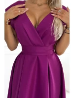 SCARLETT Rozšířené dámské šaty ve fuchsijové barvě s s přeloženým obálkovým výstřihem a páskem model 20141725 - numoco SCARLETT Rozšířené dámské šaty ve fuchsijové barvě s s přeloženým obálkovým výstřihem a páskem model 20141725 - numoco