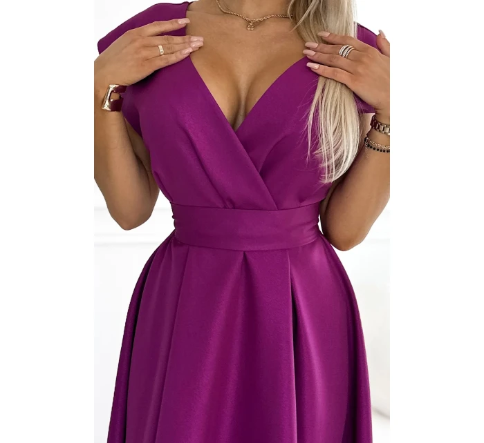 SCARLETT Rozšířené dámské šaty ve fuchsijové barvě s s přeloženým obálkovým výstřihem a páskem model 20141725 - numoco SCARLETT Rozšířené dámské šaty ve fuchsijové barvě s s přeloženým obálkovým výstřihem a páskem model 20141725 - numoco