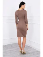 Přiléhavé šaty s výřezem pod prsy cappuccino