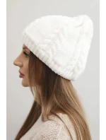 Dámská zimní čepice z vlny s copánkovým vzorem model 21750368 bílá - K-Fashion