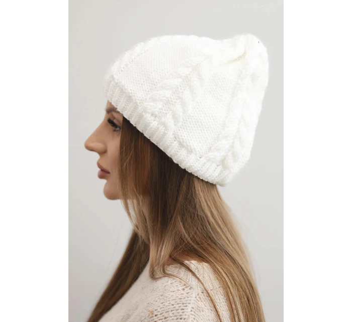 Dámská zimní čepice z vlny s copánkovým vzorem model 21750368 bílá - K-Fashion