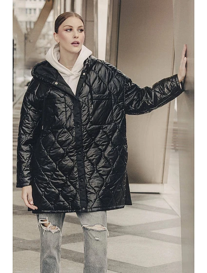 Černá prošívaná dámská oversize bunda s kapucí model 20471205 - Ann Gissy Černá prošívaná dámská oversize bunda s kapucí model 20471205 - Ann Gissy