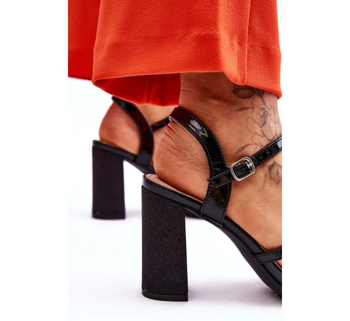 Lesklé sandály na vysokém podpatku černé model 21612439 - VINCEZA