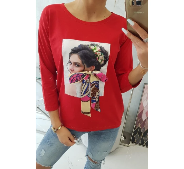 Halenka s grafickou a barevnou 3D mašlí červená Halenka s grafickou a barevnou 3D mašlí červená