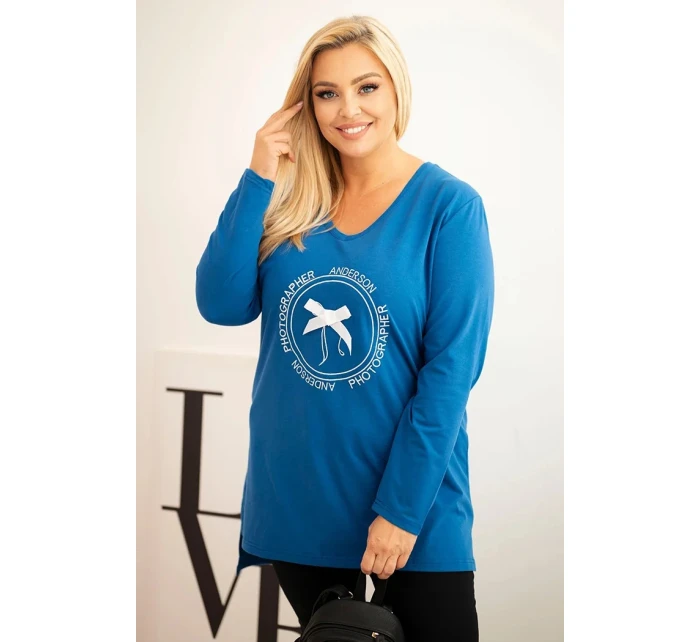 Dámská blůza s delším zadním dílem a potiskem model 21397675 - K-Fashion Dámská blůza s delším zadním dílem a potiskem model 21397675 - K-Fashion