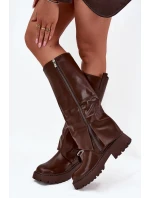 Zateplené kozačky s ohrnutým svrškem a přezkou čokoládové model 21704858 - Boto Zateplené kozačky s ohrnutým svrškem a přezkou čokoládové model 21704858 - Boto