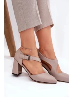 Dámské kožené lodičky na podpatku s ozdobnou sponou Vinceza – šedé Dámské kožené lodičky na podpatku s ozdobnou sponou Vinceza – šedé