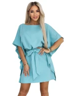 model 22015591 SOFIA Motýlí šaty se zavazováním v pase pastelově tyrkysové - numoco model 22015591 SOFIA Motýlí šaty se zavazováním v pase pastelově tyrkysové - numoco