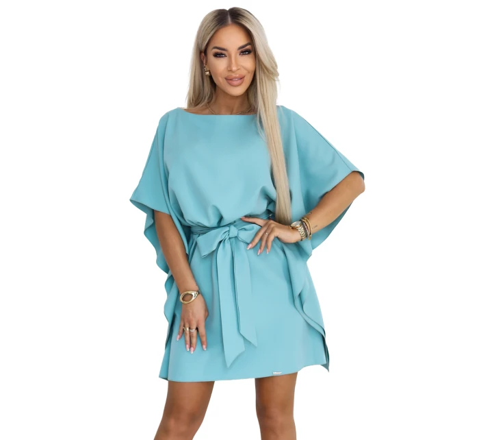 model 22015591 SOFIA Motýlí šaty se zavazováním v pase pastelově tyrkysové - numoco model 22015591 SOFIA Motýlí šaty se zavazováním v pase pastelově tyrkysové - numoco