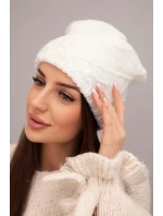 Dámská zimní čepice s ozdobným pletením a klasickým střihem K372 bílá Dámská zimní čepice s ozdobným pletením a klasickým střihem K372 bílá