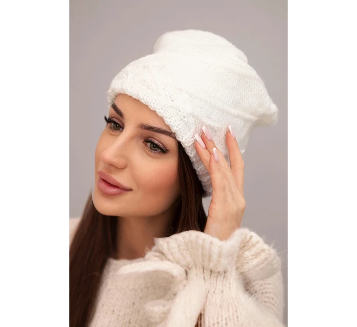 Dámská zimní čepice s ozdobným pletením a klasickým střihem K372 bílá Dámská zimní čepice s ozdobným pletením a klasickým střihem K372 bílá
