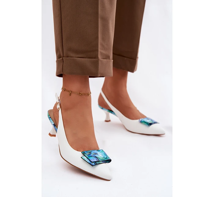 Kožené dámské lodičky na podpatku s ozdobou model 22100350 Bílé - D&A