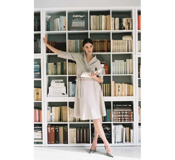 Zavinovací šaty se šálovým límcem model 21253417 béžové - BeWear