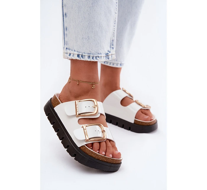 Lakované dámské pantofle Ploché se zlatými sponami model 22122981 bílé - Lee Cooper