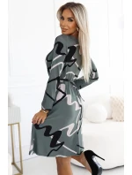 Dámské trapézové šaty v olivové barvě s opaskem a s vzorem model 20690327 - numoco Dámské trapézové šaty v olivové barvě s opaskem a s vzorem model 20690327 - numoco
