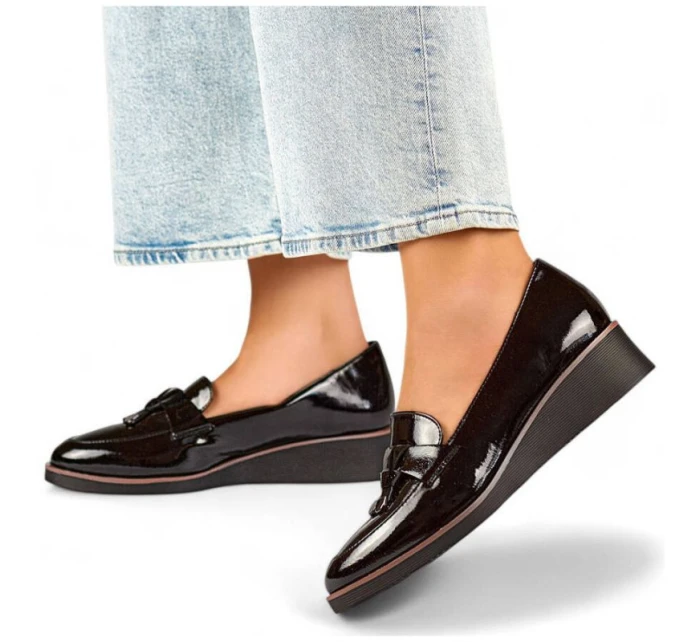 Dámské lakované polobotky na podpatku černé 24-58266B