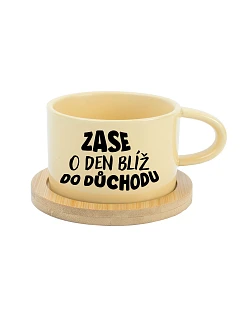 ZASE O DEN BLÍŽ DO DŮCHODU - žlutý hrníček makronka 200 ml