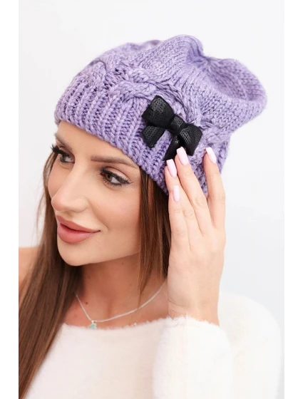 Dámská zimní čepice s ozdobnou mašlí a pleteným vzorem K438 světle fialová