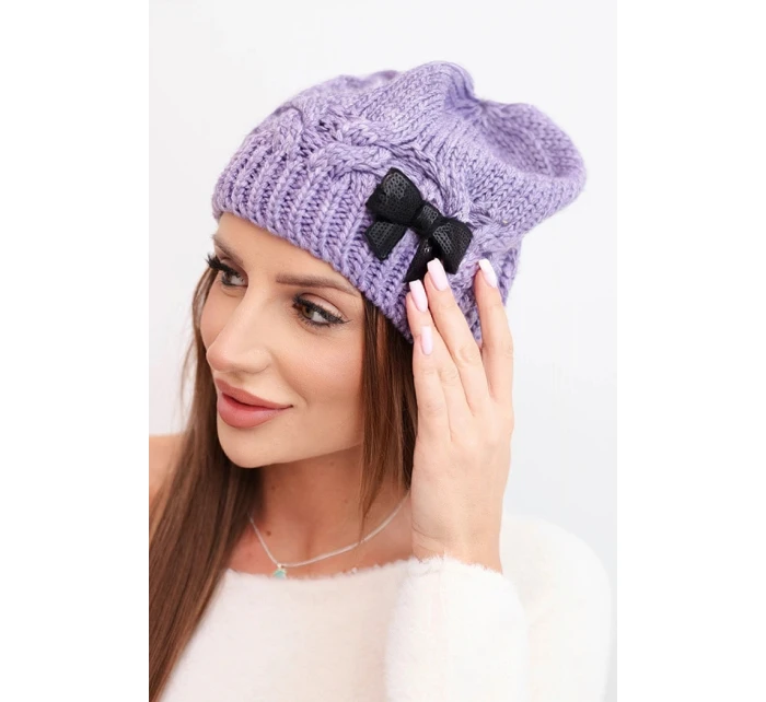Dámská zimní čepice s ozdobnou mašlí a pleteným vzorem K438 světle fialová