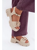 Kožené dámské sandály na platformě s přezkou Vinceza Béžové