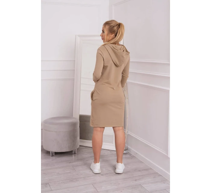 Šaty s kapucí a kapsami camel