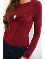 Dámská blůza z viskózy model 21468696 s řasením a broží bordó - K-Fashion