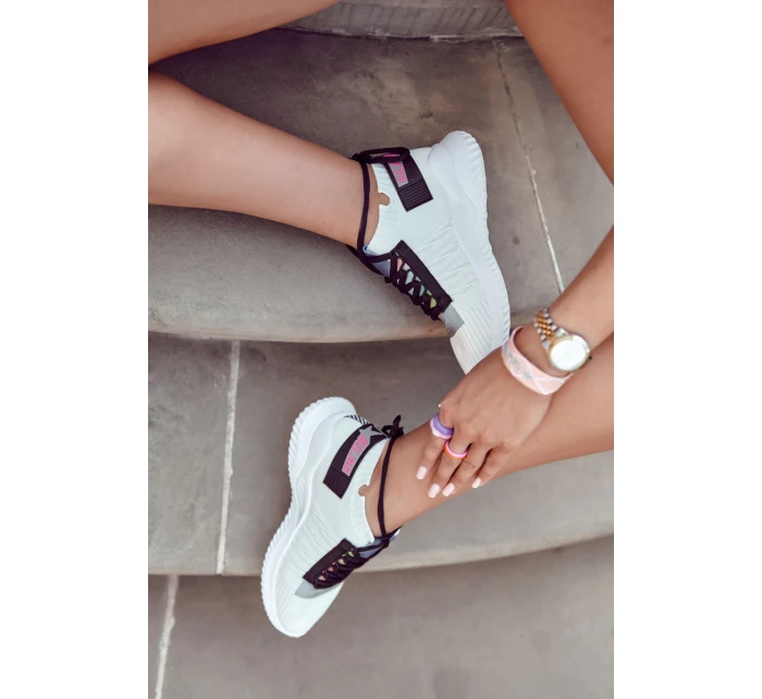 Dámská sportovní obuv nazouvací Bíle model 21591025 - Boto Dámská sportovní obuv nazouvací Bíle model 21591025 - Boto